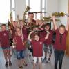 Und hoch die Instrumente! Bei ihrem ersten großen Auftritt feierte die Bläserklasse der Westendorfer Grundschule in der Stadthalle Gershtofen einen großen Erfolg. 	