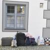 Ein Koffer, eine Tüte mit Kleidern. Sehr viel mehr haben Flüchtlinge meist nicht dabei, wenn sie am Landratsamt in Donauwörth ankommen. Doch die Frage ist: Wo können sie erst einmal wohnen? 