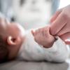 Eine Mutter aus Langenau soll ihr neugeborenes Baby in einem Glascontainer ausgesetzt haben. Jetzt kommt die Frau vor Gericht. 