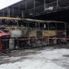 In Günzburg sind in der Nacht auf Sonntag zwei Busse in einer Halle am Bahnhof abgebrannt. Ein Kran der Firma Hölldobler musste die beiden Busse aus der Halle ziehen.