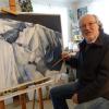 Manfred Bittner liebt die Berge – und er malt sie derzeit auch gerne: Hier arbeitet er in seinem Atelier, gleich über der Insel-Galerie, an einem Bild. 
