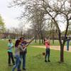 Im April schnitten Mitglieder des Ascher Gartenbauvereins zusammen mit Schülerinnen einer Arbeitsgemeinschaft die Obstbäume an der Mittelschule. 	