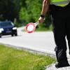 Polizisten haben bei einem Mann in Tiefenbach ein verbotenes Messer im Auto entdeckt.