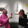 Künstlerin Mandana Hanauer (links) stößt mit Gabriele Oehrlein an, die bei der Vernissage in der Aichacher Sparkassen-Galerie Gedichte vortrug.