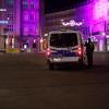 Am Königsplatz in Augsburg kam es in der Nacht auf Sonntag zu einem Polizeieinsatz wegen eines Gewaltdeliktes.