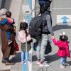 Flüchtlinge, die aus griechischen Flüchtlingslagern mit erbärmlichen Zuständen geholt wurden, kommen am Flughafen Hannover an.