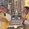 Neupriester Manuel Reichart (links) zelebrierte in der Pfarrkirche in Burgheim mit Dekan Werner Dippel den Gottesdienst.