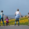 Durch gemeinsame Aktivitäten in der Familie lernen Kinder ein gesundes Bewegungsverhalten.