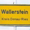 Der „Stein“ im Ortsnamen Wallerstein geht natürlich auf den mächtigen Felsen zurück.  