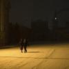 Menschen spazieren durch den Schnee im Stadtzentrum. 