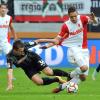 Nicht zu halten: Dominik Kohr besiegte mit seinem FCA Freiburg mit 2:0. Links Freiburgs Felix Klaus. 