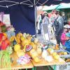 Bemalte Kürbisse in den verschiedensten Variationen fanden großen Zuspruch bei den Öko-Markt Besuchern in Meitingen. Das fanden auch die Kinder spannend. Für sie gab es außerdem einen Luftballonwettbewerb und ein Theaterstück. 