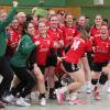 Gemeinsamer Jubel nach der erkämpften Tabellenführung: Die Aichacher Handballerinnen haben jetzt alle Chancen für den Landesliga-Aufstieg.  	