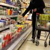 Eine Kundin hat in einem Supermarkt beobachtet, wie ein Mann Waren statt in den Einkaufswagen in seine Jackentasche steckte. 