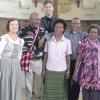 Eine Delegation aus Papua-Neuguinea besuchte Haunsheim (von links): Gitta Reinhardt, Gemeindemissionsbeauftragte, Andy Jogo, Dekanatssekretär in Asaroka, Pfarrer Frank Bienk, Monica Koro, 2. Leiterin der Frauenarbeit, Dekan/Präsident Pastor Danny Akiro, Sukare Ivan, Beraterin des Dekanatsfrauenteams.   