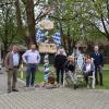 Stolz auf ihren besonderen Maibaum (von links): Ludwig Wagner, Bürgermeister Roland Wagner, Stefan Fischer, Renate Huber, Silvia Lutz und Xaver Wiedemann. 