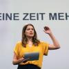 Luisa Neubauer, Klimaaktivistin, steht auf der Bühne.