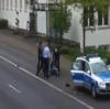 Polizeigewalt in Westerburg: Auf diesem Video sieht man, wie Polizisten offenbar einen festgenommenen Mann verprügeln.