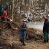 Bei der Gestaltung der Flachwasserzone in Au packten die Helfer des Bund Naturschutz (von links) Augustus Scheiner im Bagger, Dieter Zeller und Bernd Kurus-Nägele mit an.