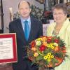 Im Namen des Kirchenchors Weinried überreichte Maurus Schäfer jun. Dirigentin Anneliese Göppel für zehnjähriges Wirken eine Urkunde. 