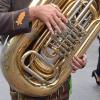 Vor allem der Musiker an der Tuba, Hubert Gail, hatte "Schwerstarbeit" zu verrichten auf den sieben Kilometern. 