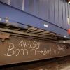 Ein Bahnmitarbeiter kontrolliert 1999 in Berlin den ersten Containerzug mit Mobiliar und Akten aus Bonner Ministerien.