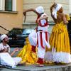 Halb Mensch, halb Gott sind die Orixás in der afro-brasilianischen Religion des Camdomblé. Im rituellen Tanz personifizieren sich hier die Gerechtigkeit und die Königin der Liebe und des Reichtums. 	