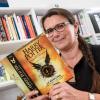 Renate Herre, Geschäftsführerin des Carlsen Verlags, hält «Harry Potter und das verwunschene Kind» in den Händen.