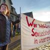 Anwohnerin Ilona Berg (l.) hält am Montag (19.09.11) in Stendal im Ortsteil Insel bei einem Protest gegen zwei zugezogene aus der Sicherungsverwahrung entlassene Sexualstraftäter mit weiteren Dorbewohnern vor dem Haus (r.), in dem die Sexualstraftaeter untergebracht sind, ein Transparent mit der Aufschrift "Wir wollen keine Sexualstraftäter in unserem Dorf". Seit Wochen gibt es Proteste und Demonstrationen von Einwohnern gegen die zwei aus der Sicherungsverwahrung entlassene Straftäter.