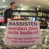 Ein Aufkleber mit der Aufschrift "Rassisten werden hier nicht bedient!" steht nicht nur im Café Picasso in Regensburg. An diesem Samstag wird die Initiative "Keine Bedienung für Nazis" mit dem renommierten Luther-Preis "Das unerschrockene Wort" ausgezeichnet.