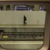 Ein Mann geht auf einem Bahnsteig am Bahnhof Gare Montparnasse in Paris. Die massiven Streiks gegen die geplante Rentenreform, die am Donnerstag begonnen und den öffentlichen Verkehr im Land fast komplett lahmgelegt, gehen weiter.
