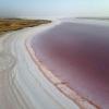 Luftaufnahme des pinkfarbenen Salzsees Tuz Gölü.