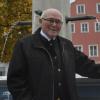 Daheim: Wemdings ehemaliger Stadtpfarrer Monsignore Herbert Lang auf dem Wemdinger Marktplatz. 