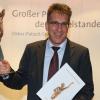 Norbert Bietsch, Geschäftsführer der Forum Media Group, mit der Finalisten-Trophäe   des Großen Preises des Mittelstandes.