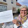 Die Bergheimerin Waltraud Zangl hat in kurzer Zeit 143 Unterschriften für ein Bürgerbegehren in der Gemeinde Mödingen gesammelt. Bürger und Bürgerinnen sollen über den Umbau der Bäckerei Werner (links) und die Errichtung eines Veranstaltungssaales entscheiden. 