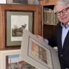 Walter Kurt Schilffarth pflegt seine Hobbys. Der Kunstfreund sammelt unter anderem alte Stiche und historische Glasbilder von Augsburger Künstlern.  Zudem ist er ein wissbegieriger Zeitungsleser. Seit mehr als 60 Jahren ist er Abonnent der Augsburger Allgemeinen.