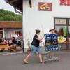 Das ganze Bier des Supermarktes in Ostritz wurde in einer Aktion von Bürgern aufgekauft und in einen Hänger verladen.