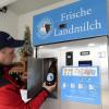 50 bis 100 Liter Milch verkauft die Familie Kraus jeden Tag an ihrem Milchautomat. Dort heraus kommt sogenannte A2-Milch, die besser verträglich sein soll.