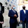 Rabbiner Shneur Trebnik, Minister Thomas Strobl und Oberbürgermeister Gunter Czisch vor der Synagoge in Ulm, auf die am vergangenen Samstag ein Brandanschlag verübt wurde.