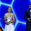 Alexia Putellas und Karim Benzema (r) halten ihre Trophäen als Europas Fußballerin und Europas Fußballer des Jahres.