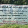 Diese Transparente stehen jetzt in Donaumoosgemeinden. Die Rede ist einer staatlich gewollten „Versumpfung“. Die Kritik: Das Rückhaltebecken Seeanger auf Pöttmeser Flur nimmt im Hochwasserfall viel zu wenig auf. 	 	