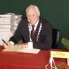 In seiner letzten Sitzung als amtierender Bürgermeister von Pöttmes trug sich Franz Schindele ins Goldene Buch der Marktgemeinde ein. 