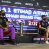 Lewis Hamilton (links) und Max Verstappen bei der Pressekonferenz in Abu Dhabi.