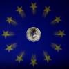 Ein-Euro-Münze vor EU-Flagge: Noch ist der Ausgang der Schuldenkrise völlig unklar. Foto: Daniel Karmann dpa