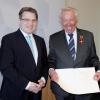 Bayerns Justizminister Winfried Bausback (links) überreichte gestern Manfred Rapp aus Landsberg das Bundesverdienstkreuz.  	