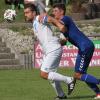 Im Gleichschritt: Der SC Griesbeckerzell (weiß, links Manuel Schweizer) trennte sich mit 2:2 vom SSV Alsmoos-Petersdorf (blau, Daniel Ungelenke). Auch in der Tabelle sind beide Teams gleichauf. 	