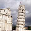 Außenansicht des Santa Maria Assunta Doms und seines Glockenturms, besser bekannt als der schiefe Turm von Pisa.