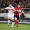 Der Stuttgarer Daniel Ginczek (l) beim Duell mit Freiburgs Caglar Söyüncü.