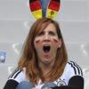 Der neue Spielmodus sorgt für Langweile. Das empfand dieser deutsche Fan beim Spiel gegen Polen auch.