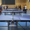 Volle Besetzung an allen Tischtennisplatten bei den Eröffnungsspielen der Doppel-Klasse bei den Jugendmeisterschaften im Tischtennis.  	